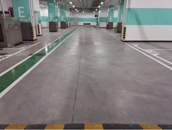 某品牌密封固化劑地下停車庫地坪有輪胎印，臟污，難清理