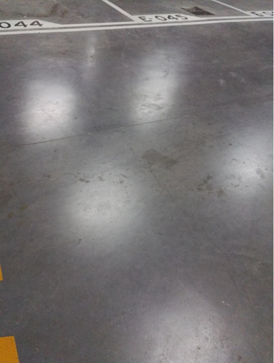 某品牌密封固化劑地下停車庫地坪有輪胎印，臟污，難清理